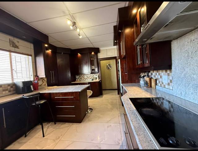 4 BEDROOM HOUSE FOR SALE IN FLORA GARDENS